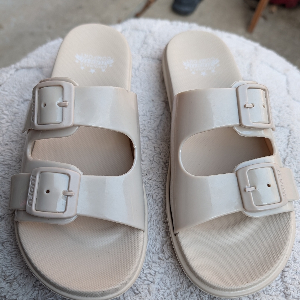 NWOT Women's Luofu Beige Slides Sandals Size 9/40